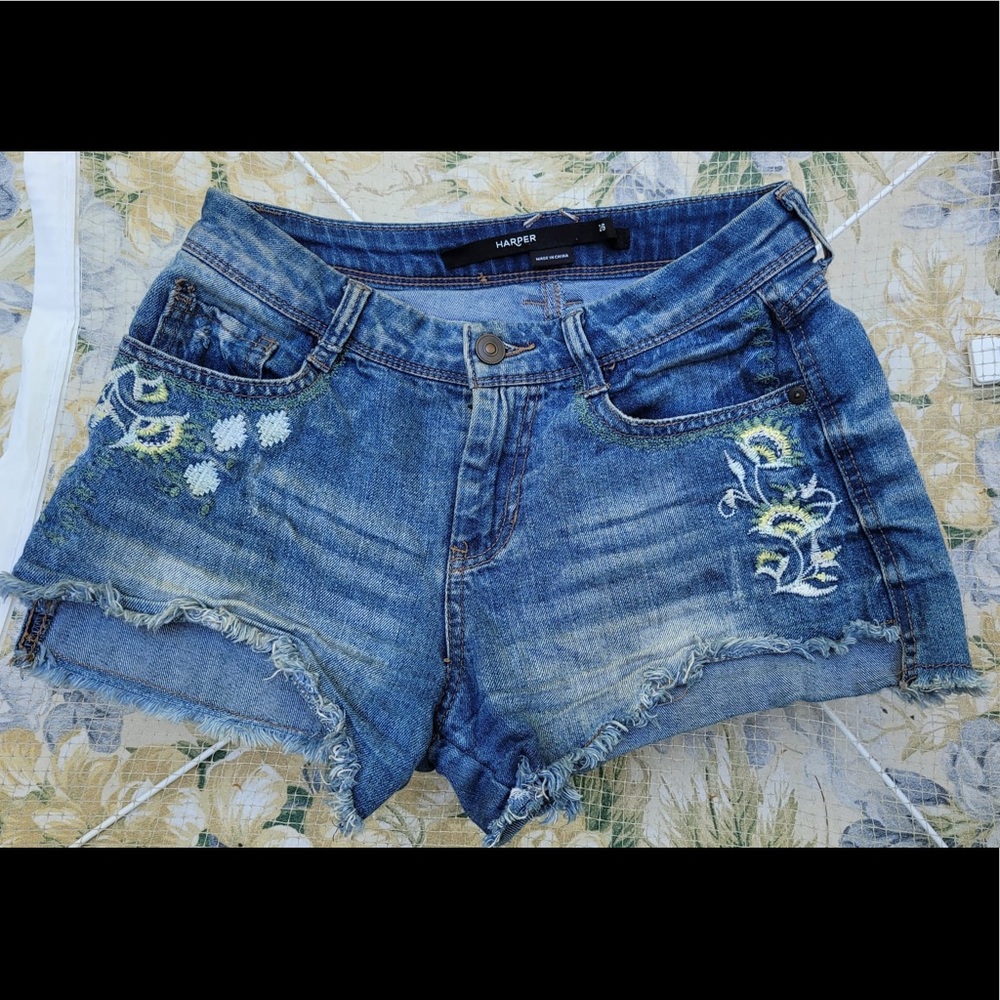 Patterned, small denim shorts
